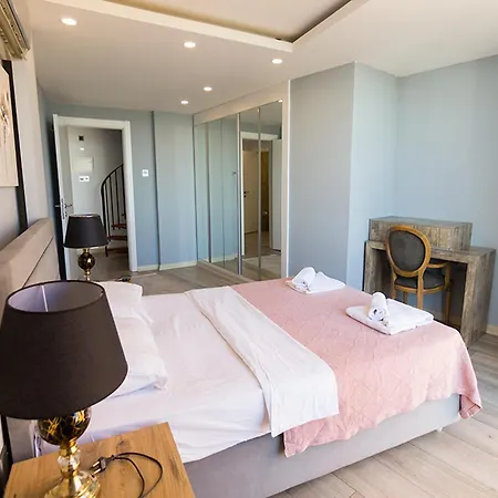 Elegance Penthouse By Holidaykeys *